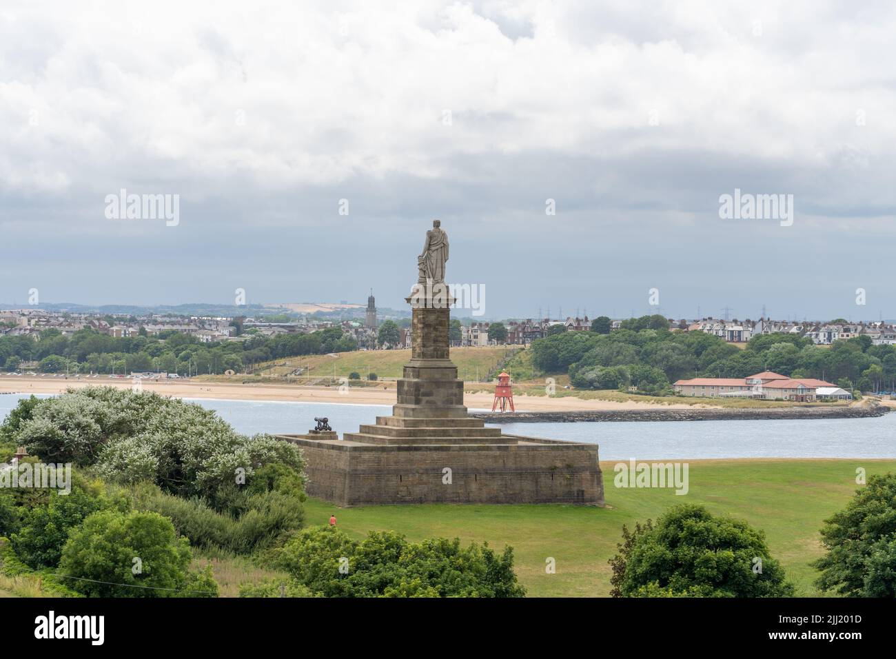 Blick auf das Lord Collingwood Monument an der Mündung des Flusses Tyne in Tynemouth, North Tyneside, Großbritannien. Stockfoto