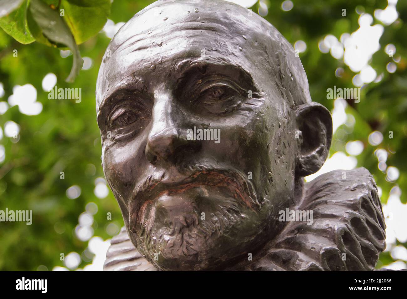Salut, Montaigne! - Die Statue von Michel de Montaigne (von Paul Landowski, 1933) - das Berühren des richtigen Schuhs soll Erfolg und Glück bringen - Paris Stockfoto