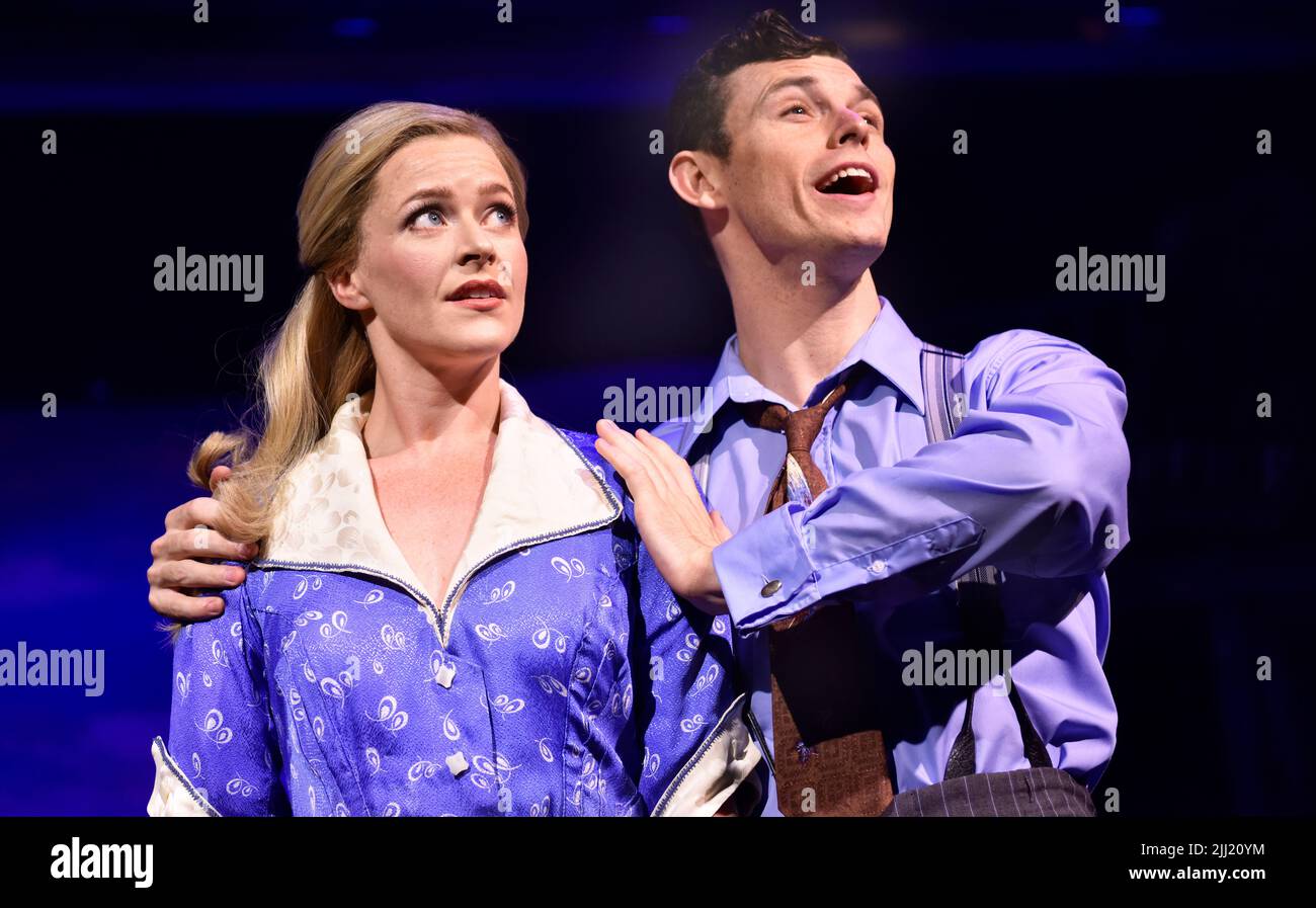 Charlie Stemp (Bobby Child) und Carly Anderson (Polly Baker) in Crazy for You, Musik und Texte von George & Ira Gershwin, Chichester Festival Theatre Stockfoto