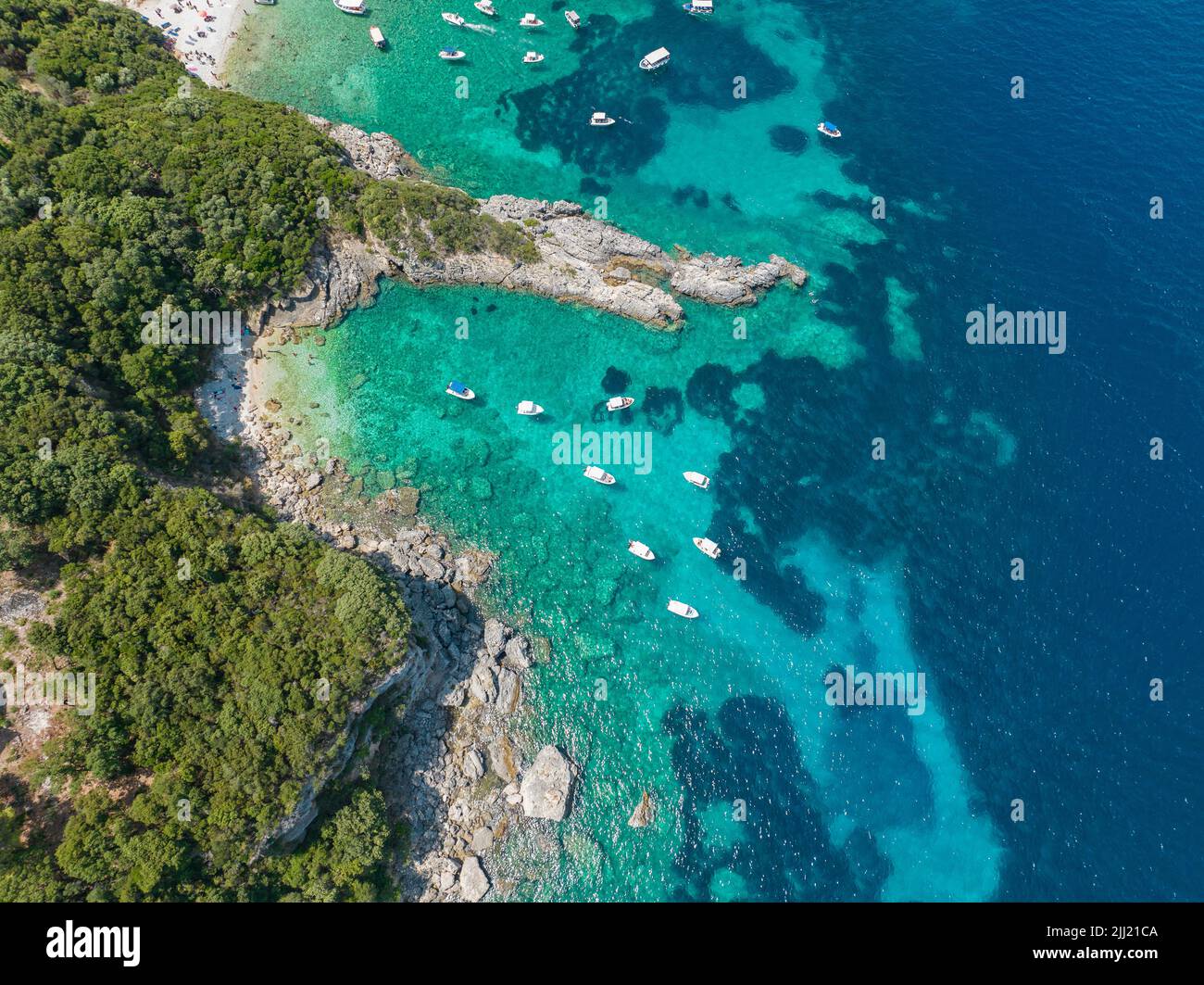 Luftaufnahme des Strandes Klimatia, in der Nähe des Strandes Limni auf der Insel Korfu. Küste. Transparentes und kristallines Wasser, festfahrene Boote. Griechenland Stockfoto