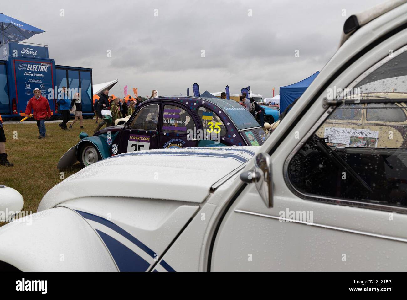 CarFest North, Cesthire, Großbritannien. 22.. Juli 2022. Das CarFest North ist das perfekte Wochenende für die ganze Familie und bietet sieben magische Festivals voller legendärer Autos, Stars und Musik, während gleichzeitig Geld für Kinderorganisationen eingespielt wird. Kredit: Julian Kemp/Alamy Live Nachrichten Stockfoto