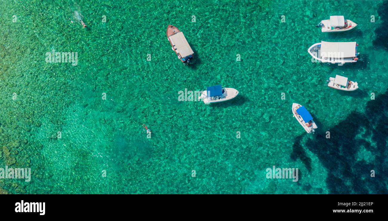 Luftaufnahme von Booten in der Nähe von Limni Beach Glyko, auf der Insel Korfu. Griechenland. Wo die beiden Strände mit dem Festland verbunden sind Stockfoto