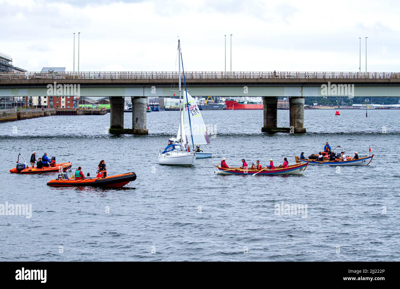 Dundee, Tayside, Schottland, Großbritannien. 22.. Juli 2022. UK Wetter: Bewölktes und kühles Juliwetter mit Temperaturen von bis zu 16 Grad in Nordostschottland. Touristen und Anwohner genießen einen Tag mit Bootstouren auf dem Fluss Tay in Dundee. Die Ancrum Activities ist eine Aktivität für Erwachsene, die Kurse für Kanufahren, Kajakfahren, Motorbootfahren und Rudern anbietet. Die Mitglieder des Dundee Yachtclubs segeln auf dem Tay River. Die RLNI, Royal National Lifeboat Institution, sind in Bereitschaft. Die Missel Thrush ist ein Ausflugsboot mit Touristen an Bord. Kredit: Dundee Photographics/Alamy Live Nachrichten Stockfoto