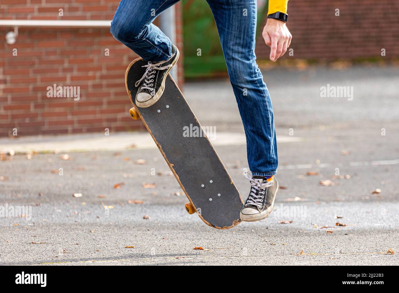 Eine Person, die einen Kickflip mit dem Skateboard macht Stockfoto