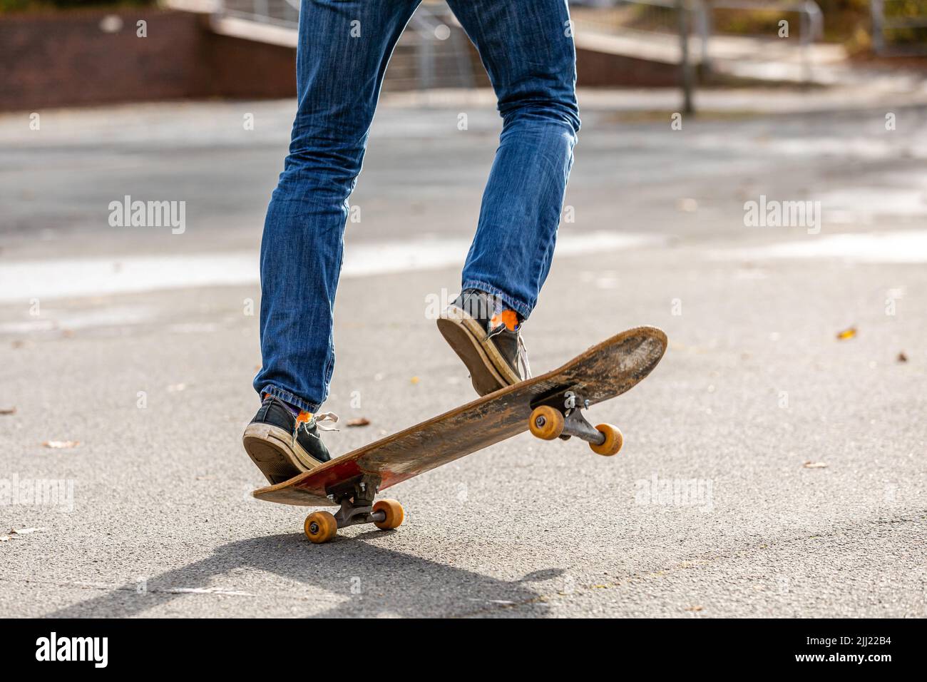 Eine Person, die einen Kickflip mit dem Skateboard macht Stockfoto