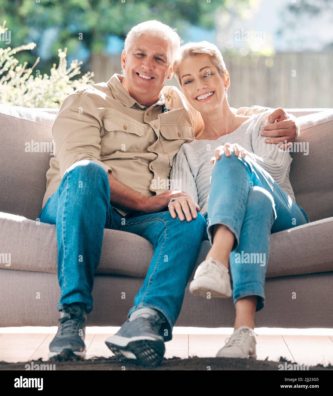 Der mit Abstand beste Lebenspartner. Porträt eines glücklichen Seniorenpaares, das sich zu Hause auf dem Sofa entspannt. Stockfoto