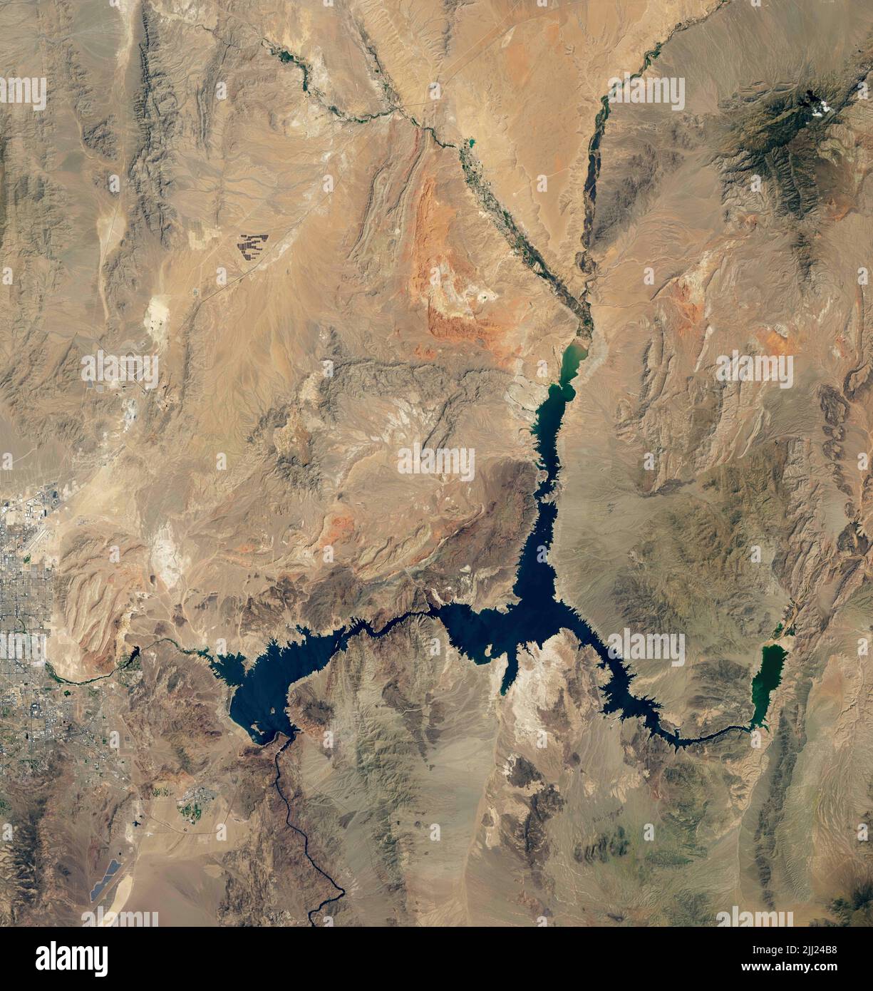 NASA-Satellitenbilder zeigen sinkende Wasserstände im Lake Mead im Jahr 2021. (NASA ) Stockfoto