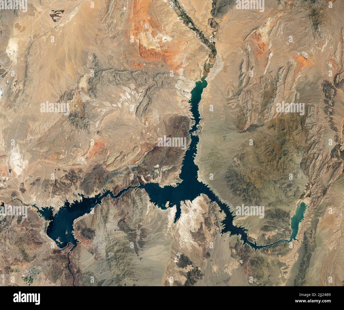 NASA-Satellitenbilder zeigen sinkende Wasserstände im Lake Mead im Jahr 2022. (NASA ) Stockfoto
