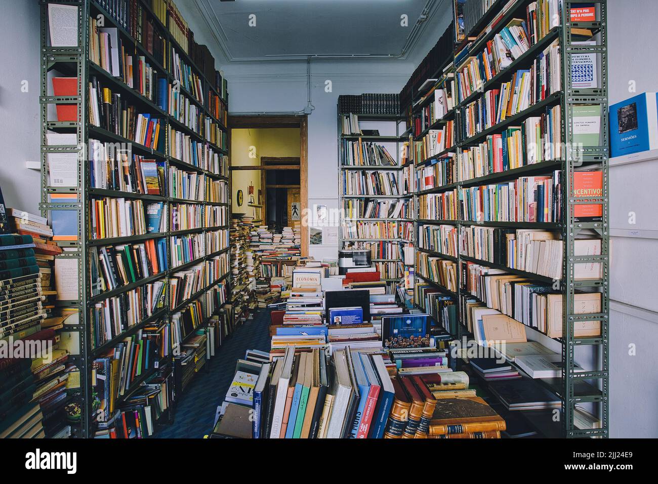 Buchhandlung Livros Antigos Usados in Lissabon, Portugal. Stockfoto