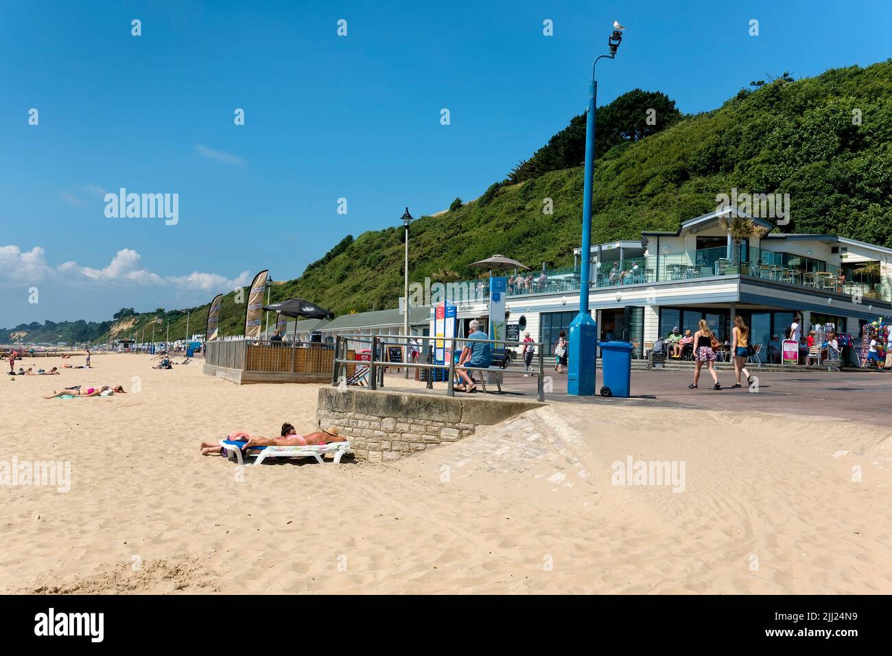 Bournemouth, Dorset, Großbritannien - 11 2018. Juli: Menschen, die sich an einem heißen Sommertag am Bournemouth Beach in Dorset, England, entspannen und sonnen Stockfoto
