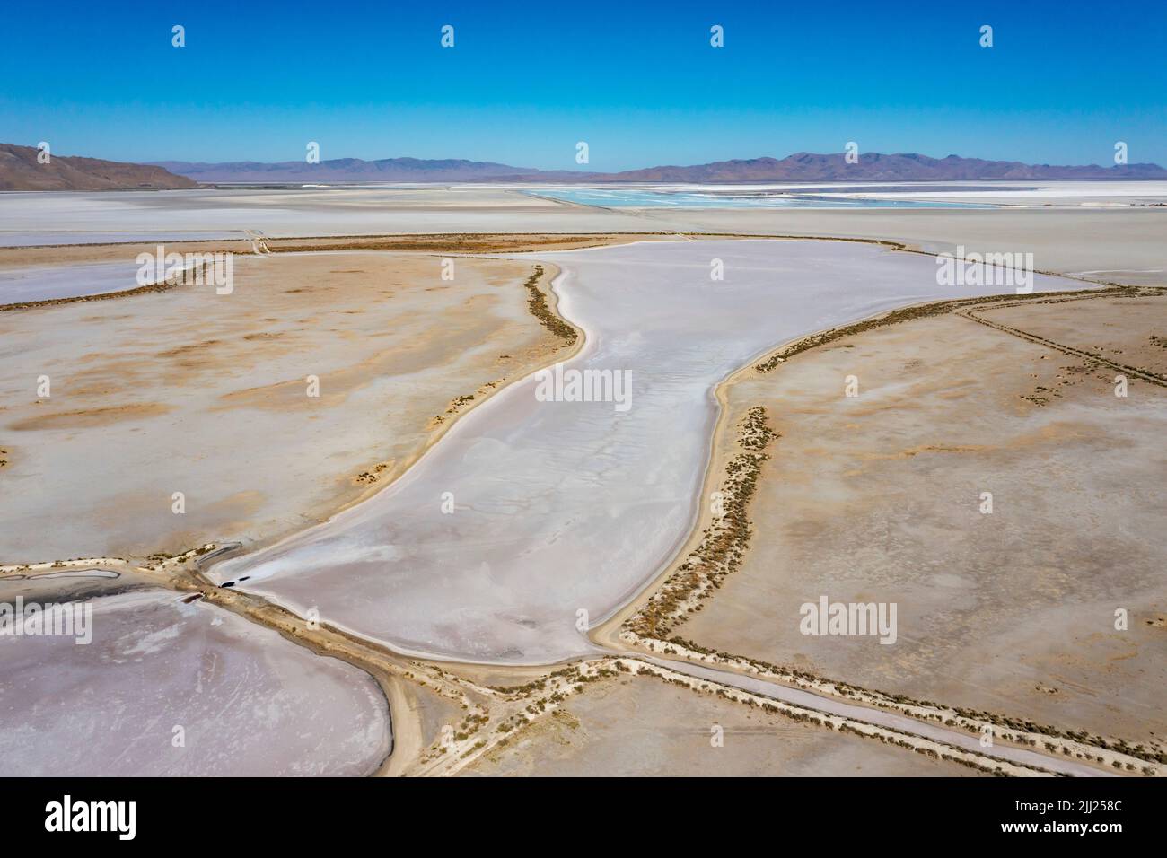Grantsville, Utah - die Morton Salt-Anlage, in der Salz durch Aufschlagen von Sole in flachen Verdampfungsteichen am Rande des Great Salt Lake produziert wird. Stockfoto