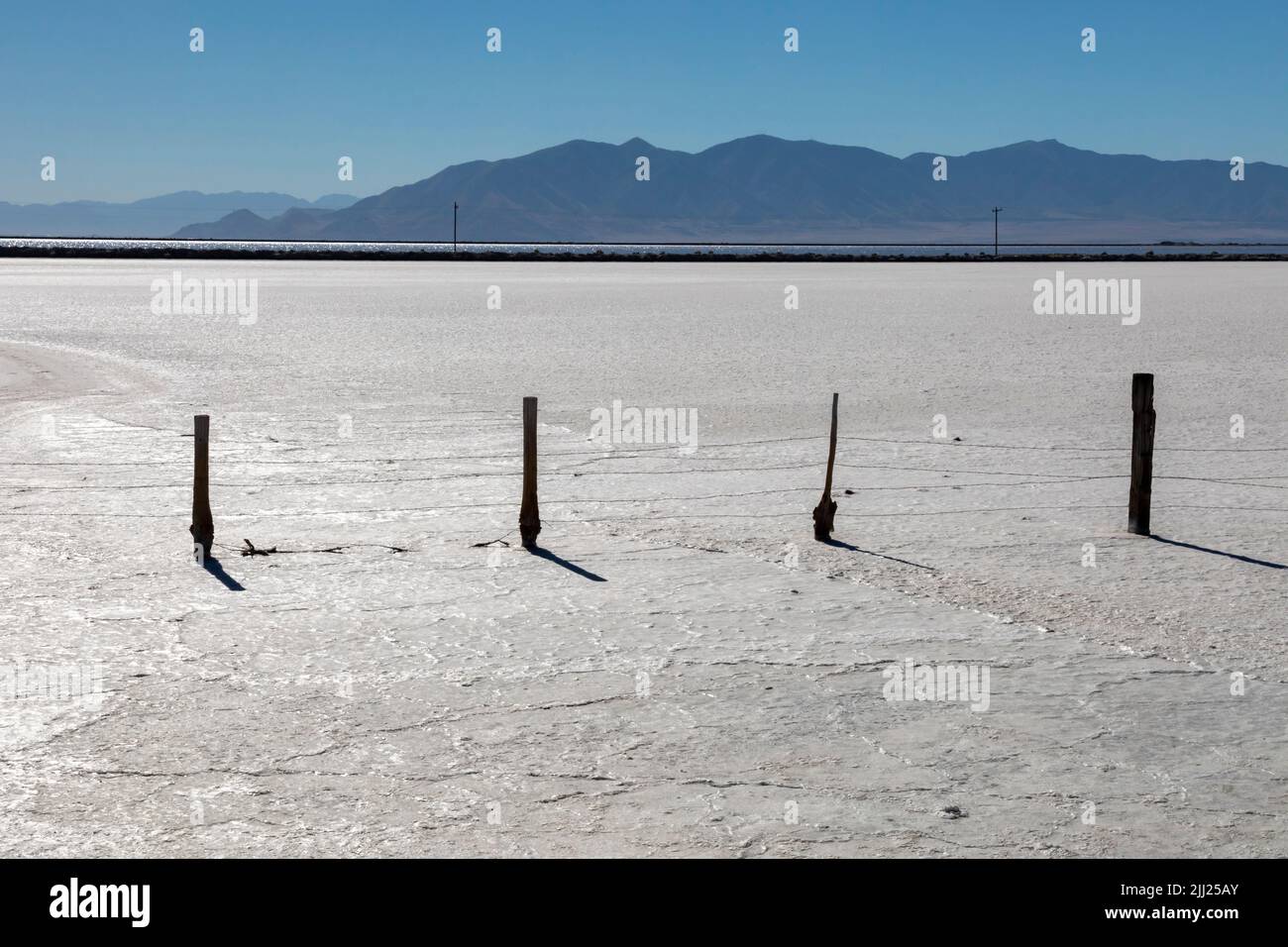 Grantsville, Utah - die Morton Salt-Anlage, in der Salz durch Aufschlagen von Sole in flachen Verdampfungsteichen am Rande des Great Salt Lake produziert wird. Stockfoto