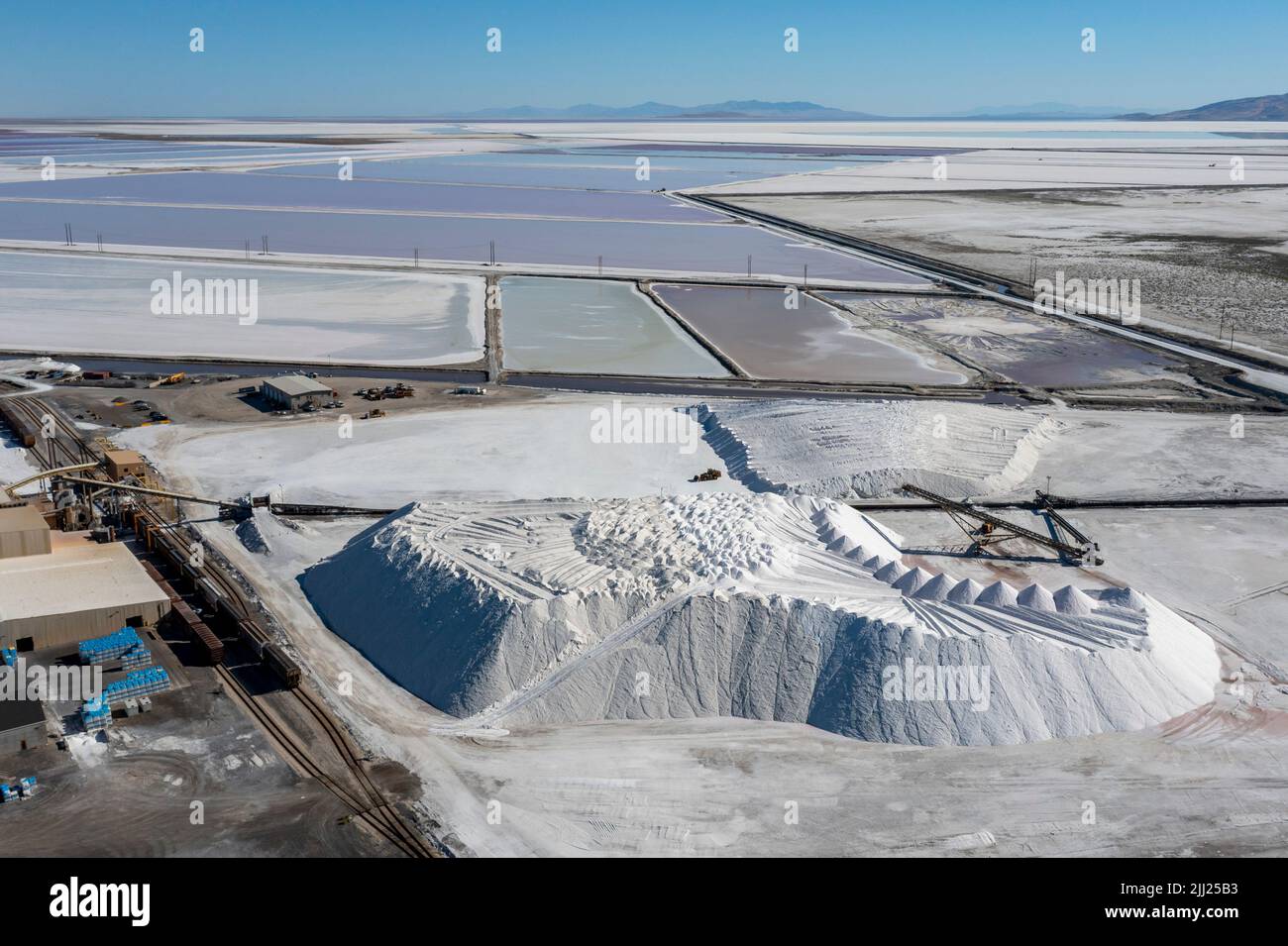 Grantsville, Utah - die Cargill-Salzanlage, in der Salz durch das Aufschlagen von Sole in flachen Verdampfungsteichen am Rande des Great Salt Lake produziert wird. Stockfoto