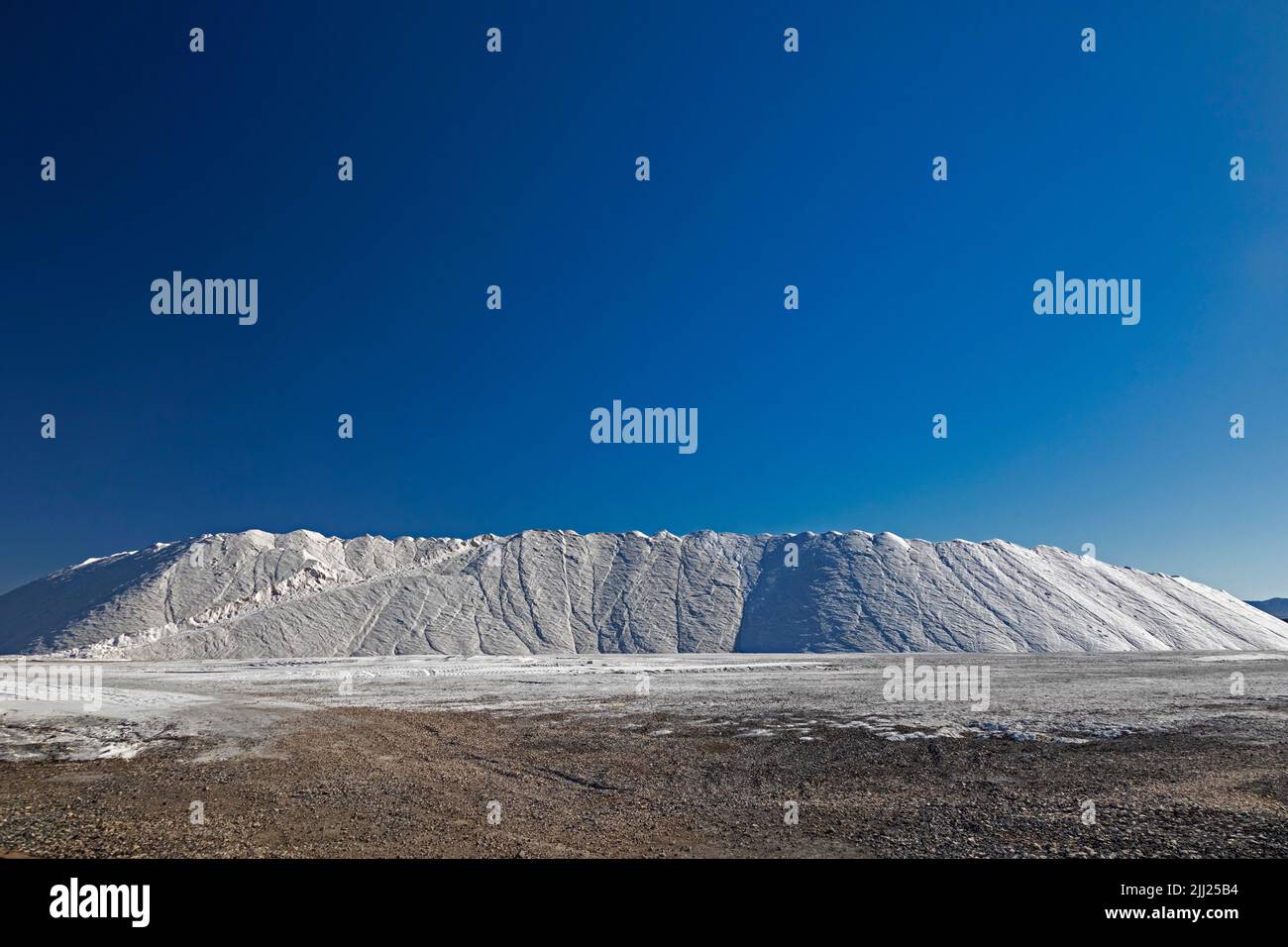 Grantsville, Utah - die Cargill-Salzanlage, in der Salz durch das Aufschlagen von Sole in flachen Verdampfungsteichen am Rande des Great Salt Lake produziert wird. Stockfoto