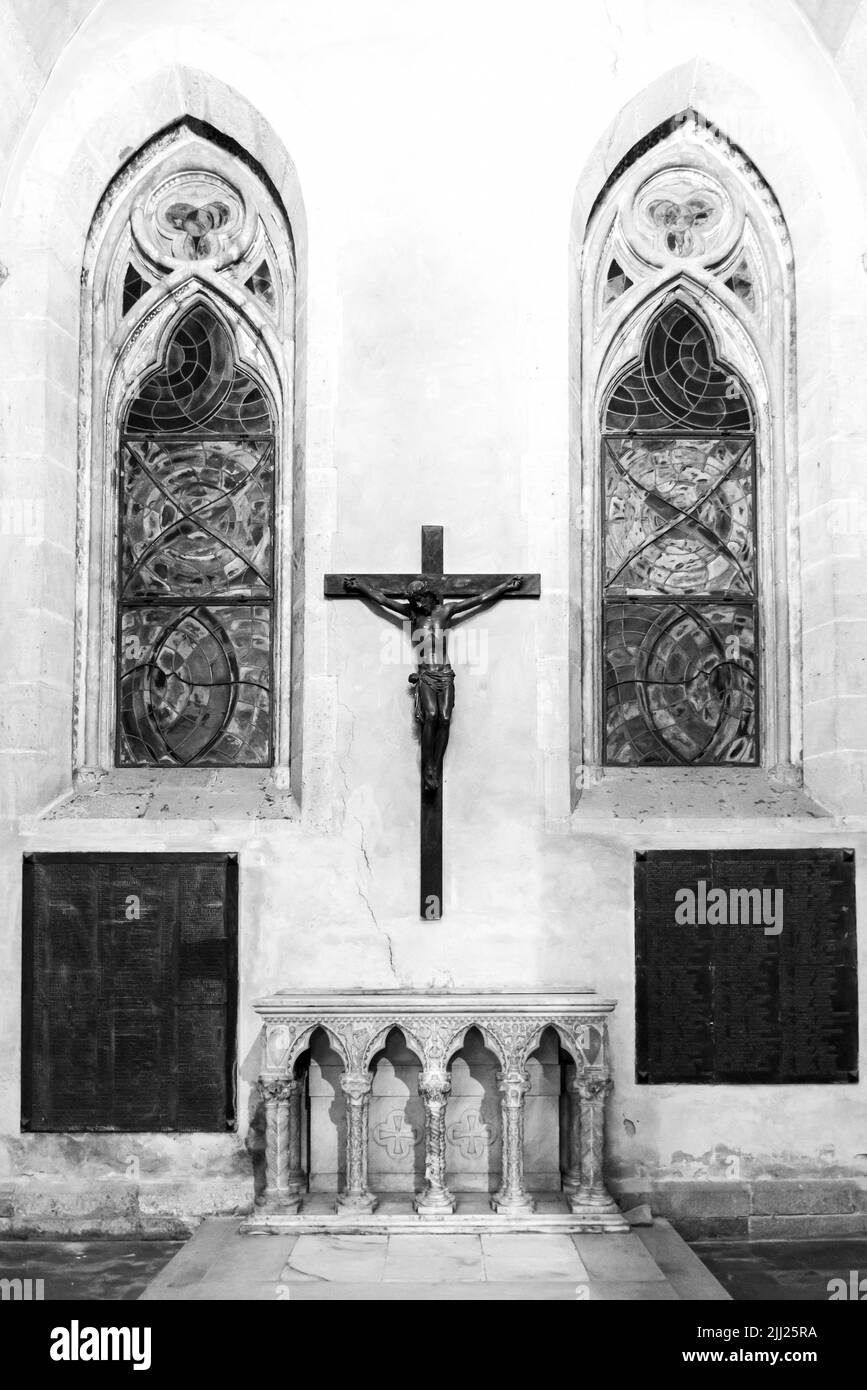 Schwarz-Weiß-Foto des Kruzifixes an der Wand in der mittelalterlichen katholischen Kirche in Neapel, Italien Stockfoto