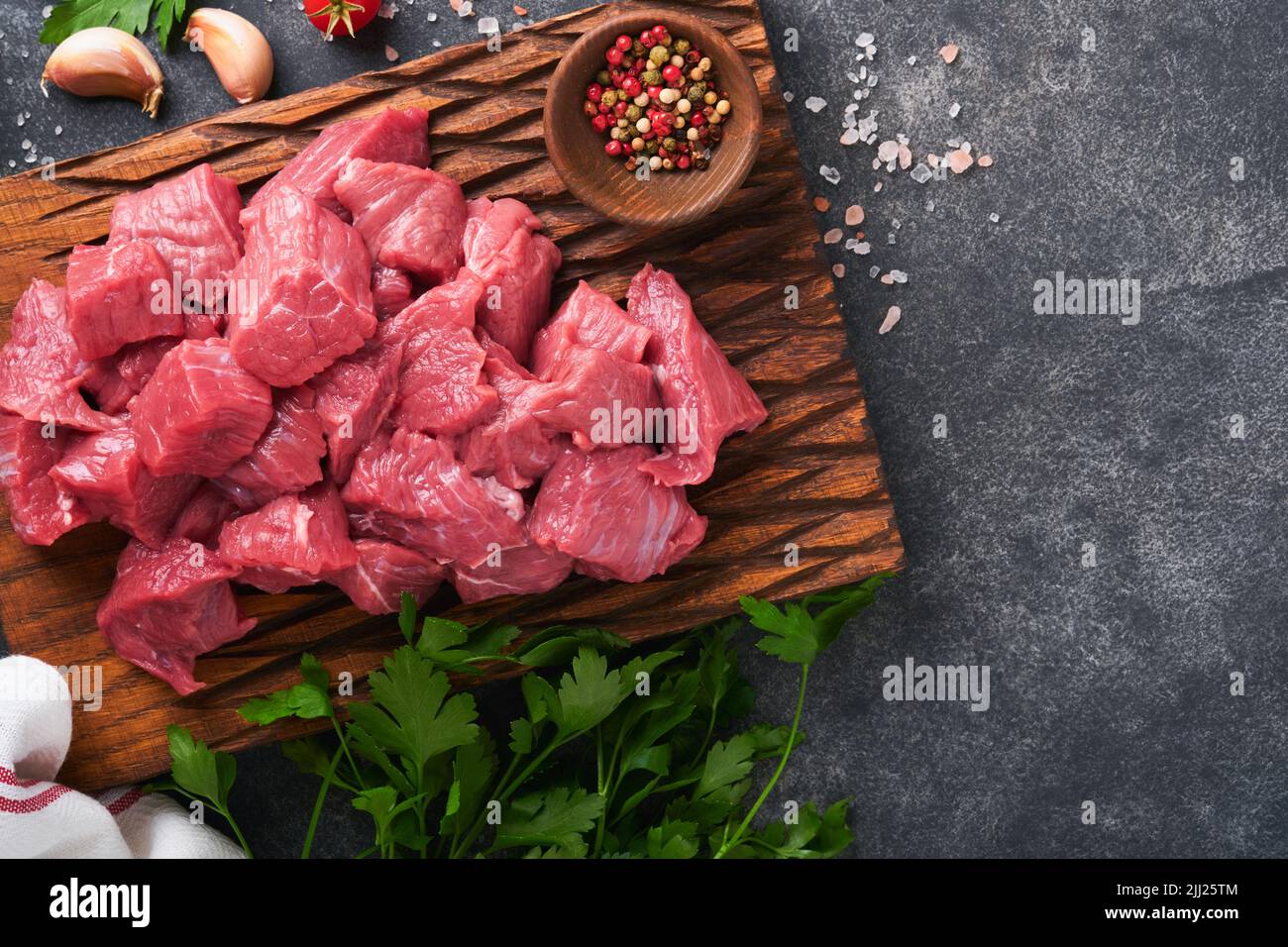 Rohes, gehacktes Rindfleisch. Rohes Bio-Fleisch vom Rind oder Lamm ...