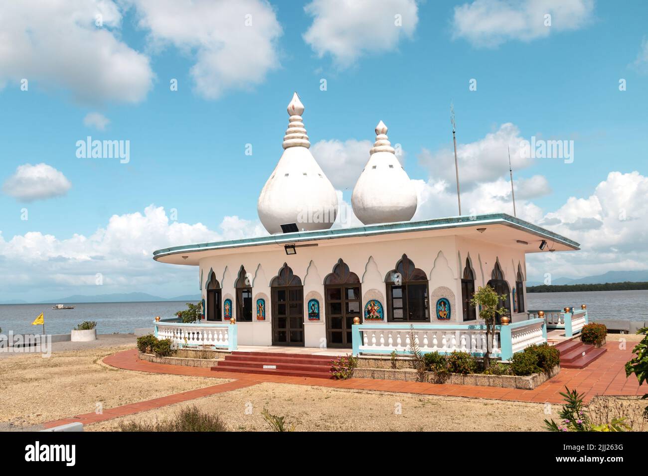 Carapichaima, Trinidad und Tobago - Juli 22 2022: Der Hindu-Tempel im Meer, ein touristisches Wahrzeichen, das vom Lohnarbeiter Sewdass Sadhu erbaut wurde. Stockfoto