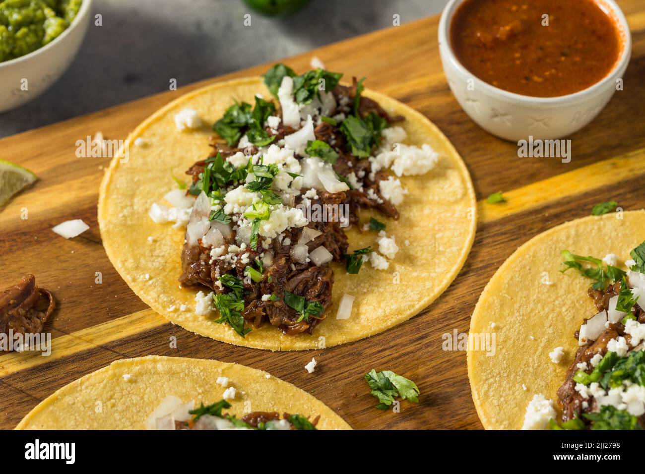 Hausgemachte mexikanische zerfetzte Rindfleisch-Tacos mit Zwiebeln und Käse Stockfoto