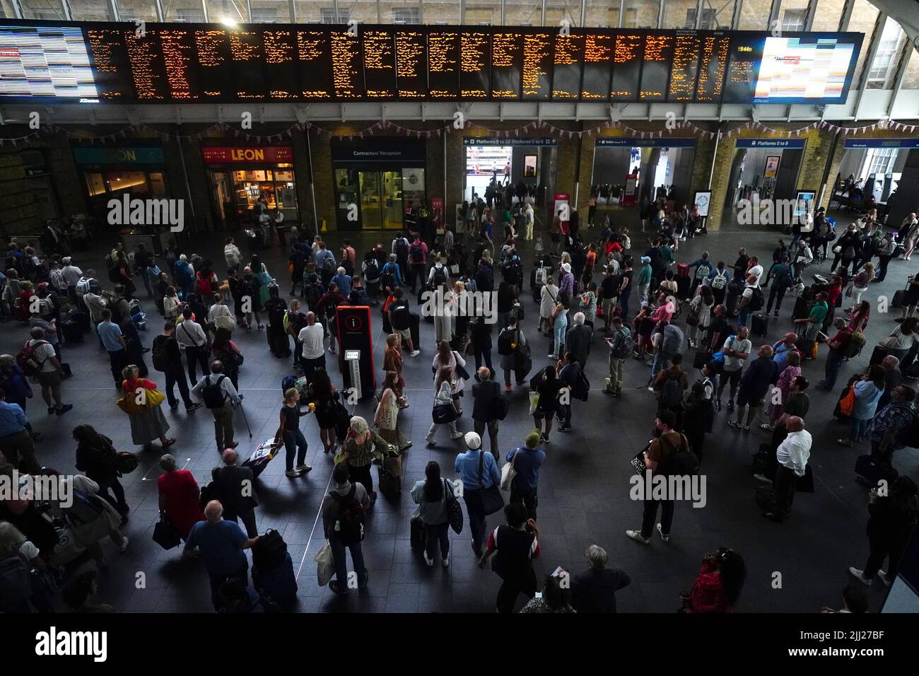 Menschen am Bahnhof King's Cross in London, da viele Familien zu Beginn der Sommerferien für viele Schulen in England und Wales auf einen Kurzurlaub gehen. Bilddatum: Freitag, 22. Juli 2022. Stockfoto
