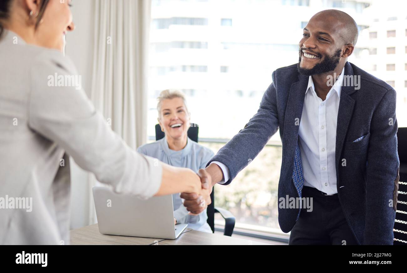 Danke für die Anerkennung. Ein junger Geschäftsmann schüttelt sich bei einem Treffen in einem Büro mit einem Kollegen die Hände. Stockfoto