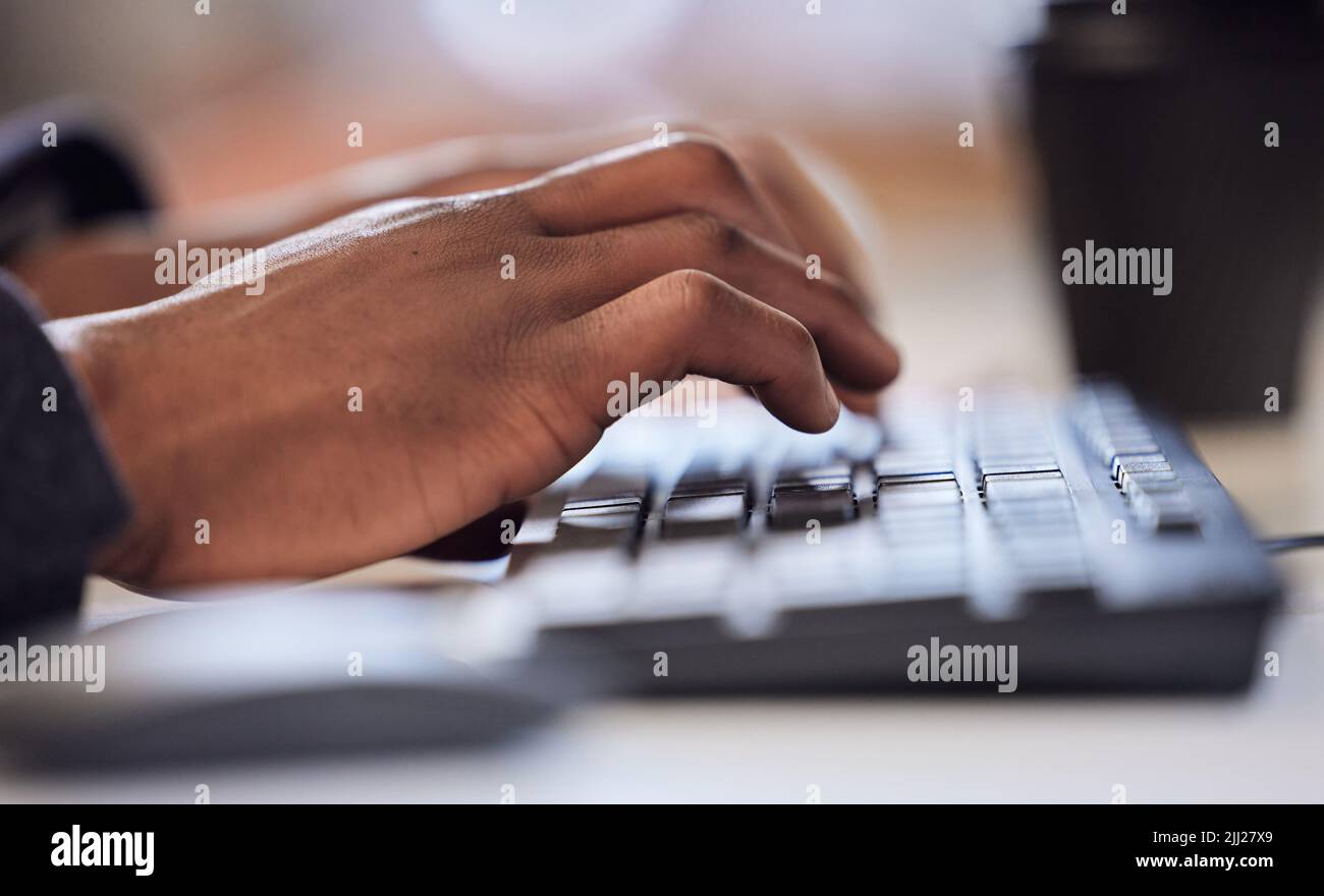 Machen Sie sich damit beschäftigt, Erfolg zu verwirklichen. Nahaufnahme eines nicht erkennbaren Geschäftsmannes, der in einem Büro auf einer Computertastatur tippt. Stockfoto