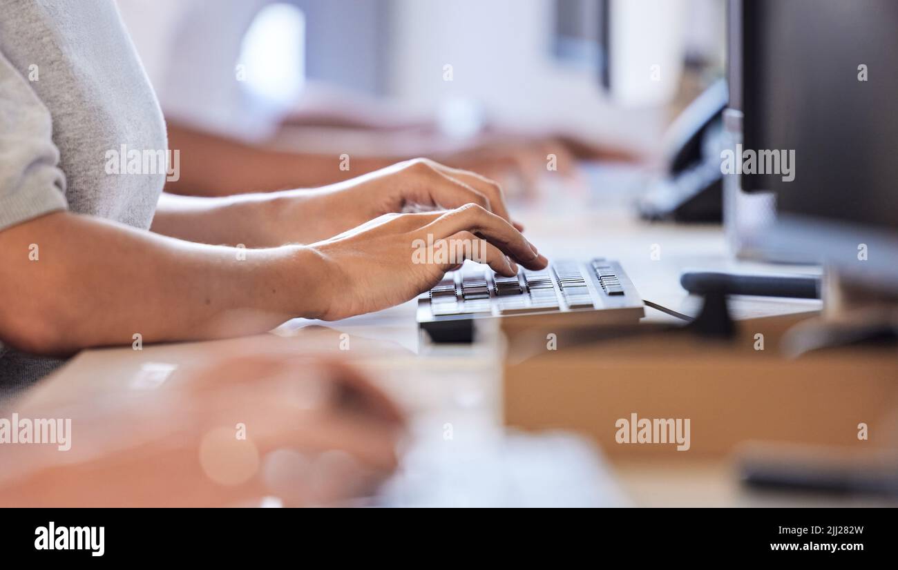 Warten Sie nie auf Antworten. Nahaufnahmen einer unkenntlichen Geschäftsfrau, die auf einer Computertastatur tippt, während sie an ihrer Seite arbeitet Stockfoto