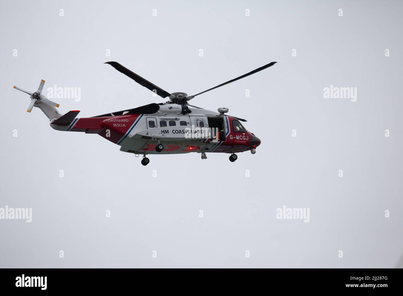 22.7.2022 Ein Rettungshubschrauber der Küstenwache kommt am Unfallort im Dorf Moelfre, Anglesey, North Wales an - P Liggins/Alamy Live News Stockfoto