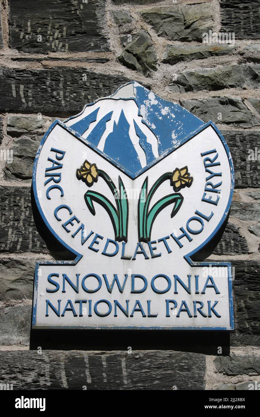 Snowdonia National Park-Abzeichen und Logo an der Wand an der Seite des Eingangs zum Snowdonia National Park Information Center, Royal Oak Stables, Betws-y-Coed. Stockfoto