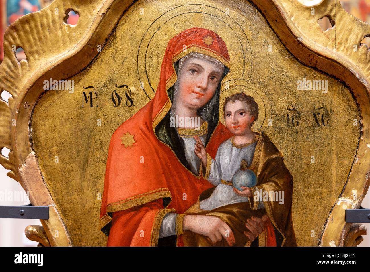 Ikone der Gottesmutter mit Jesuskind, gemalt um 1780-1790. Teil einer Ikonostase, ausgestellt im Zemplín-Museum in Michalovce. Stockfoto