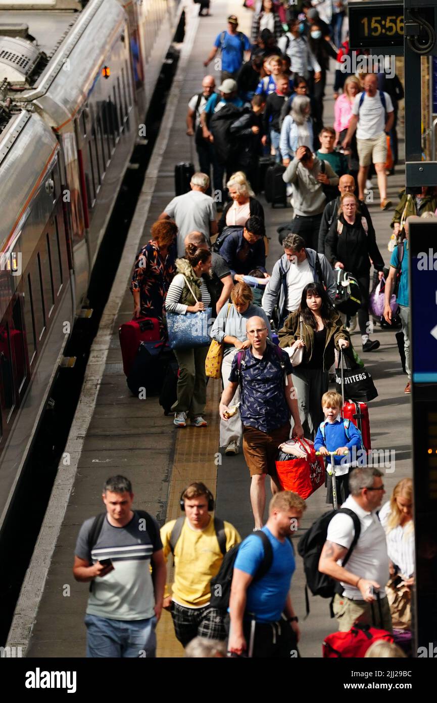 Menschen am Bahnhof King's Cross in London, da viele Familien zu Beginn der Sommerferien für viele Schulen in England und Wales auf einen Kurztrip gehen. Bilddatum: Freitag, 22. Juli 2022. Stockfoto