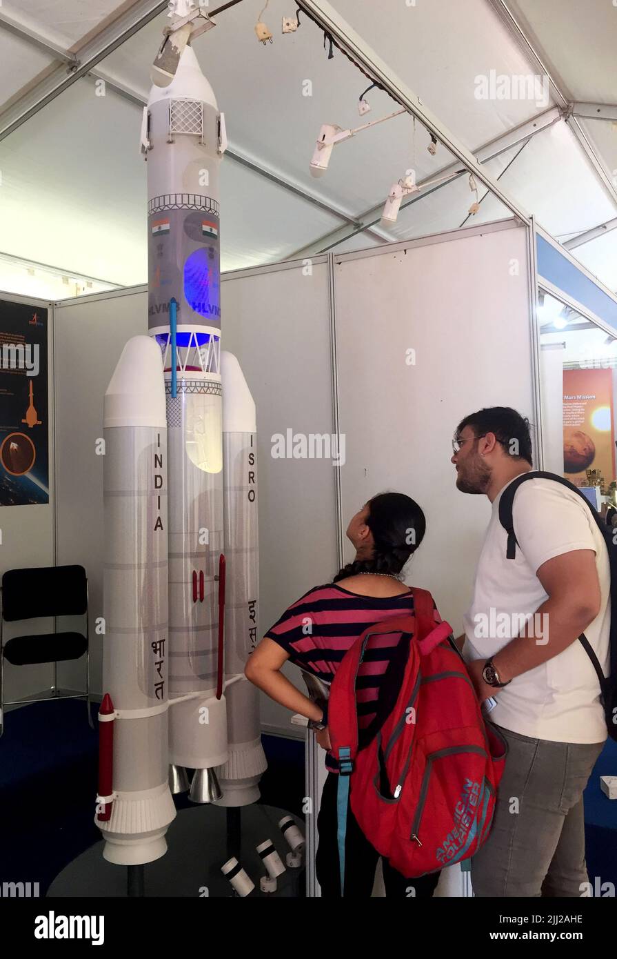 (220722 22) -- BANGALORE, 22. Juli 2022 (Xinhua) -- auf der Human Space Flight Expo, die von der Indian Space Research Organization (ISRO) im Jawaharlal Nehru Planetarium in Bangalore, Indien, organisiert wurde, betrachten Menschen ein Raketenmodell. 2022. (Str/Xinhua) Stockfoto