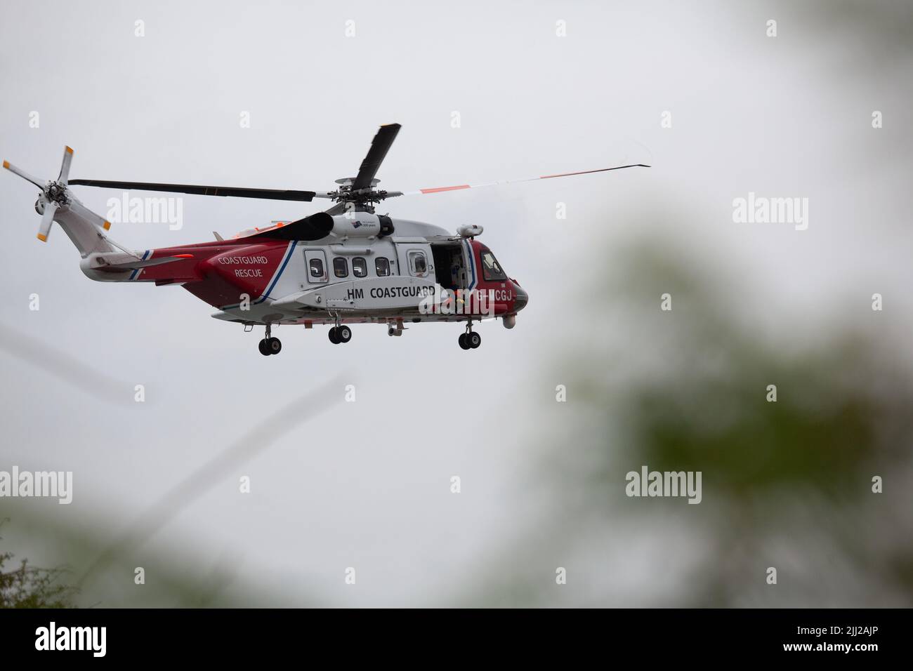 22.7.2022 Ein Rettungshubschrauber der Küstenwache kommt am Unfallort im Dorf Moelfre, Anglesey, North Wales an - P Liggins/Alamy Live News Stockfoto