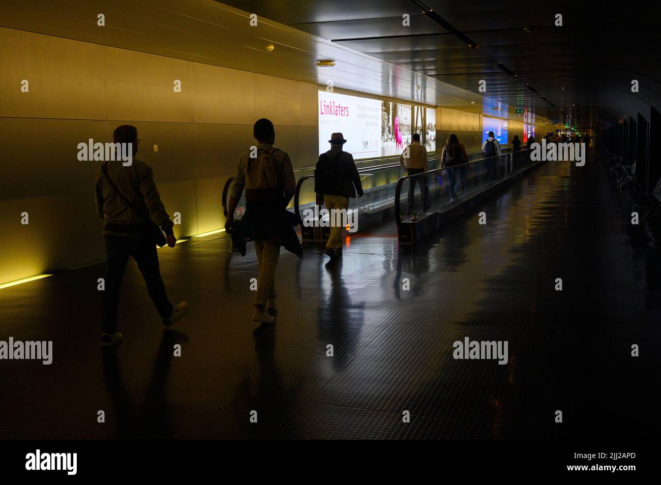 Menschen auf einem beweglichen Gang am Flughafen Luxemburg. Stockfoto