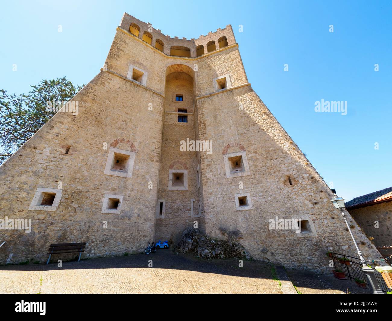Mauern des Castello Sforza Cesarini in Rocca Sinibalda - Rieti, Italien Stockfoto