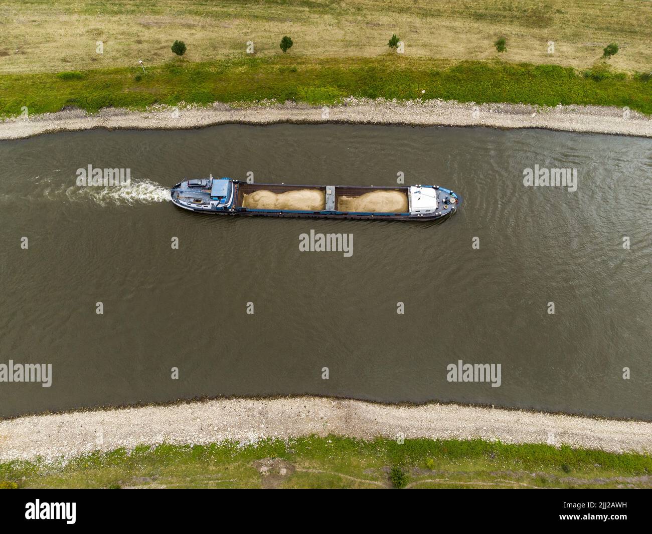 2022-07-22 13:34:43 DE STEEG - Drohnenfoto von Niedrigwasser in der IJssel mit Schifffahrt bei De Steeg zwischen Arnhem und Doesburg. Aufgrund des trockenen und sonnigen Wetters sinkt der Wasserstand weiter. In Kombination mit einem hohen Niederschlagsdefizit dürfte die Dürre in absehbarer Zeit anhalten. ANP VINCENT JANNINK niederlande Out - belgien Out Stockfoto