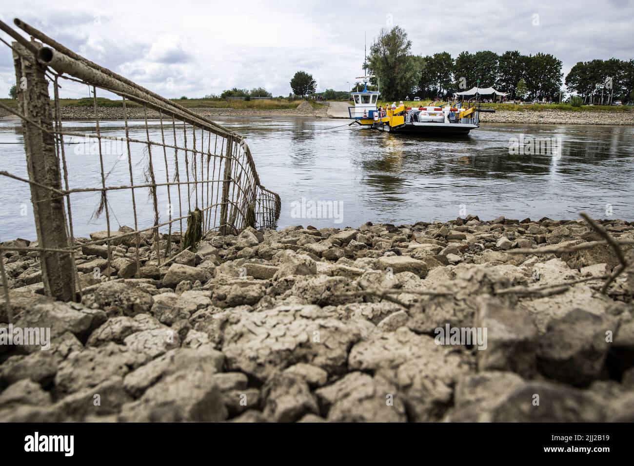2022-07-22 14:37:10 BRONKHORST - niedriges Wasser in der IJssel an der Fähre zwischen Bronkhorst und Brummen. Aufgrund des trockenen und sonnigen Wetters sinkt der Wasserstand weiter. In Kombination mit einem hohen Niederschlagsdefizit dürfte die Dürre in absehbarer Zeit anhalten. ANP VINCENT JANNINK niederlande Out - belgien Out Stockfoto