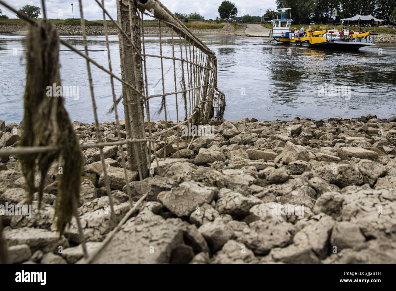 2022-07-22 14:37:15 BRONKHORST - niedriges Wasser in der IJssel an der Fähre zwischen Bronkhorst und Brummen. Aufgrund des trockenen und sonnigen Wetters sinkt der Wasserstand weiter. In Kombination mit einem hohen Niederschlagsdefizit dürfte die Dürre in absehbarer Zeit anhalten. ANP VINCENT JANNINK niederlande Out - belgien Out Stockfoto