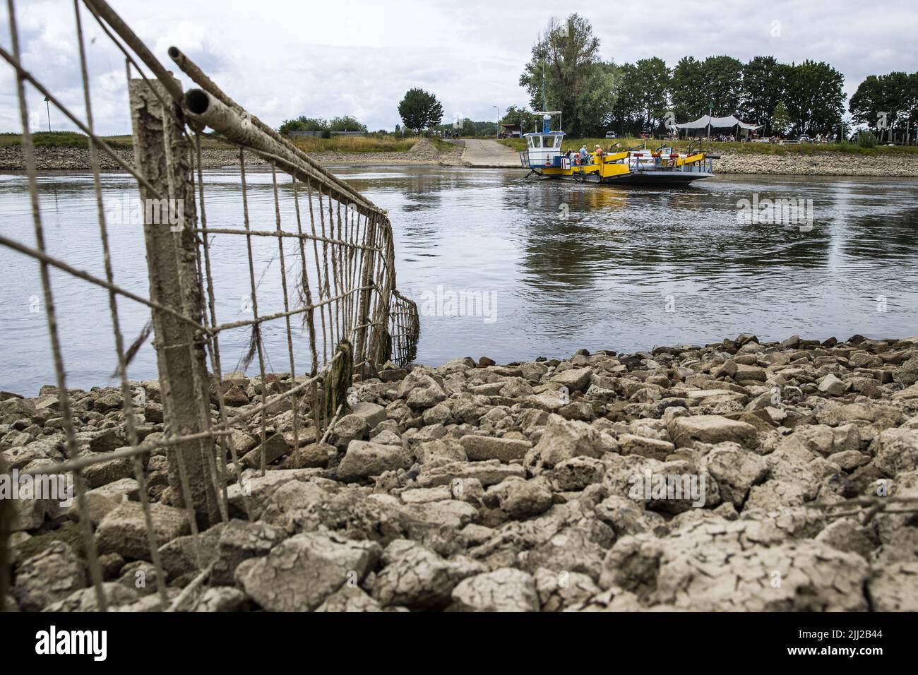 2022-07-22 14:37:22 BRONKHORST - niedriges Wasser in der IJssel an der Fähre zwischen Bronkhorst und Brummen. Aufgrund des trockenen und sonnigen Wetters sinkt der Wasserstand weiter. In Kombination mit einem hohen Niederschlagsdefizit dürfte die Dürre in absehbarer Zeit anhalten. ANP VINCENT JANNINK niederlande Out - belgien Out Stockfoto