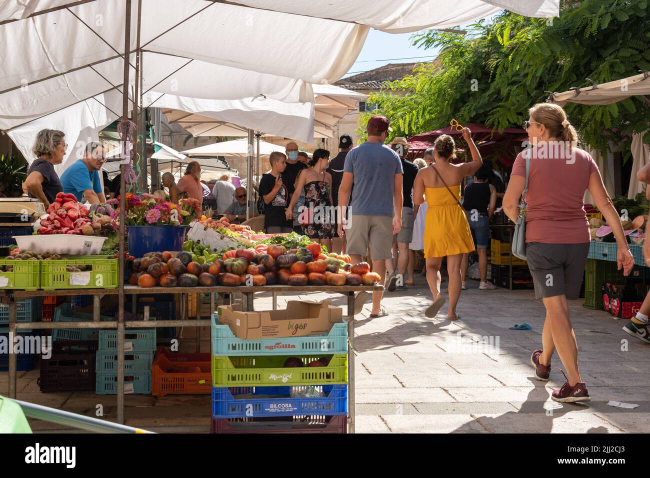 Santanyi, Spanien; juli 09 2022: Wochenmarkt auf der Straße in der mallorquinischen Stadt Santanyi. Obst und Gemüse Stände. Insel Mallorca, Spanien. Stockfoto