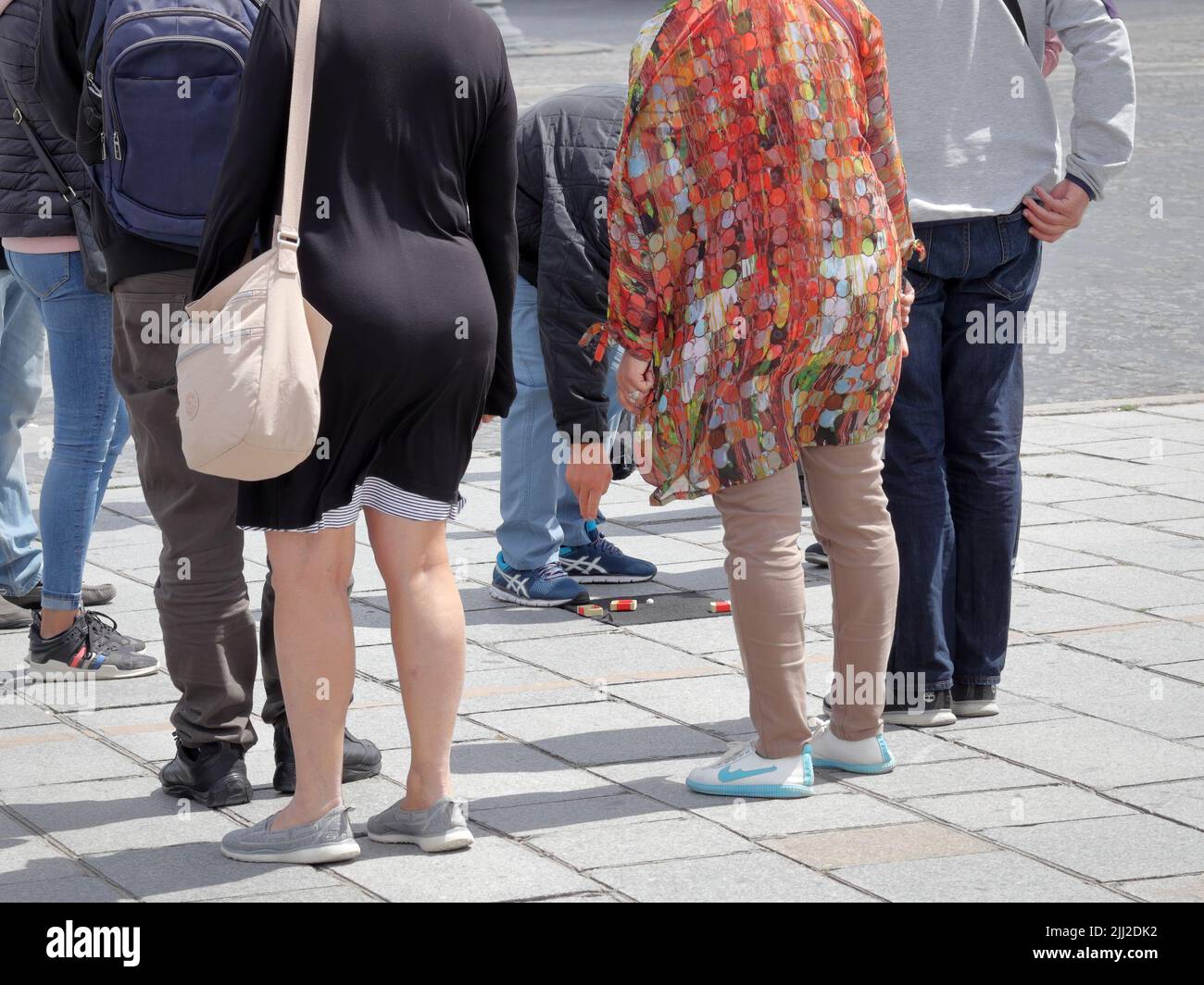 Paris / Frankreich - 10. Juni 2019: Betrüger führen illegales Schalenspiel, Vertrauensbetrügerbetrug, mit Streichholzschachteln vor Stockfoto