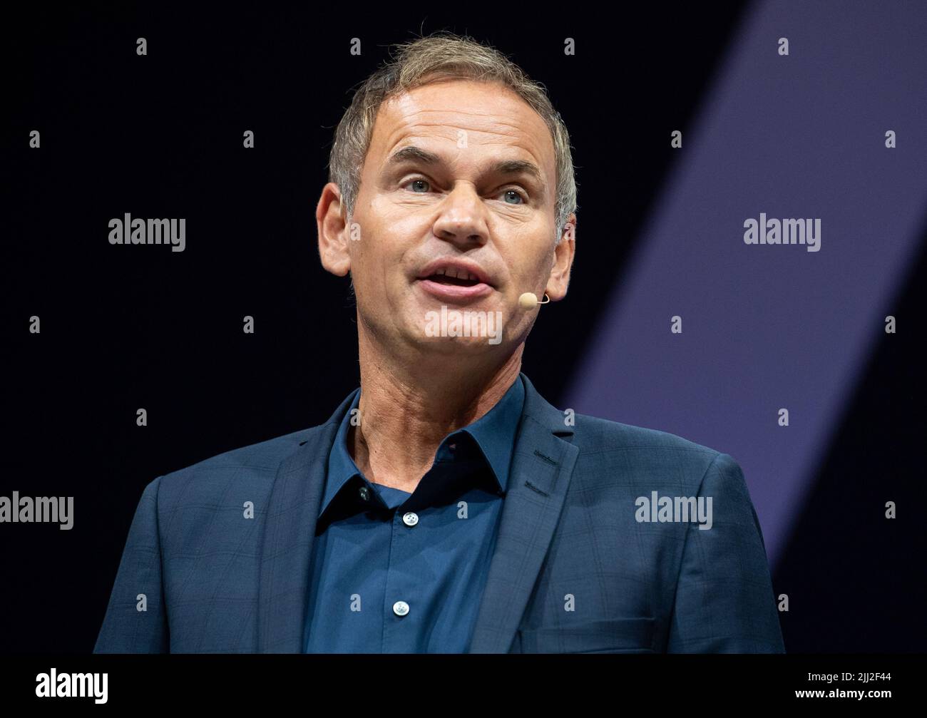 München, Deutschland. 07. September 2021. Oliver Blume, Vorstandsvorsitzender der Porsche AG, spricht auf einer Bühne während der IAA. Herbert Diess tritt als CEO des Volkswagen Konzerns zurück. Sein Nachfolger wird Porsche CEO Oliver Blume. Quelle: Sven Hoppe/dpa/Alamy Live News Stockfoto