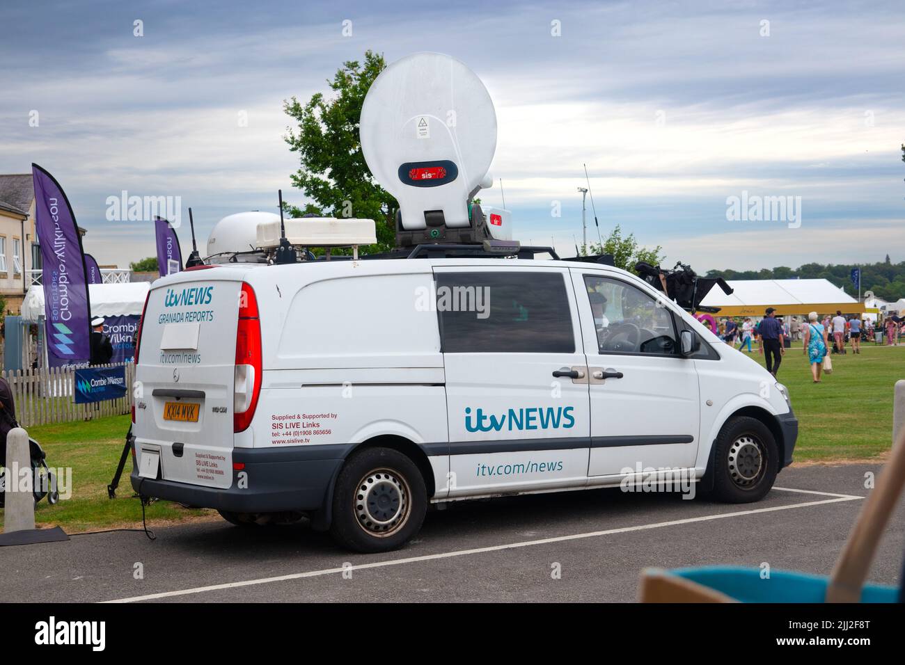 ITV News Einrichtung von Außenübertragungseinheiten bei der Great Yorkshire Show in der Nähe von Harrogate England Stockfoto