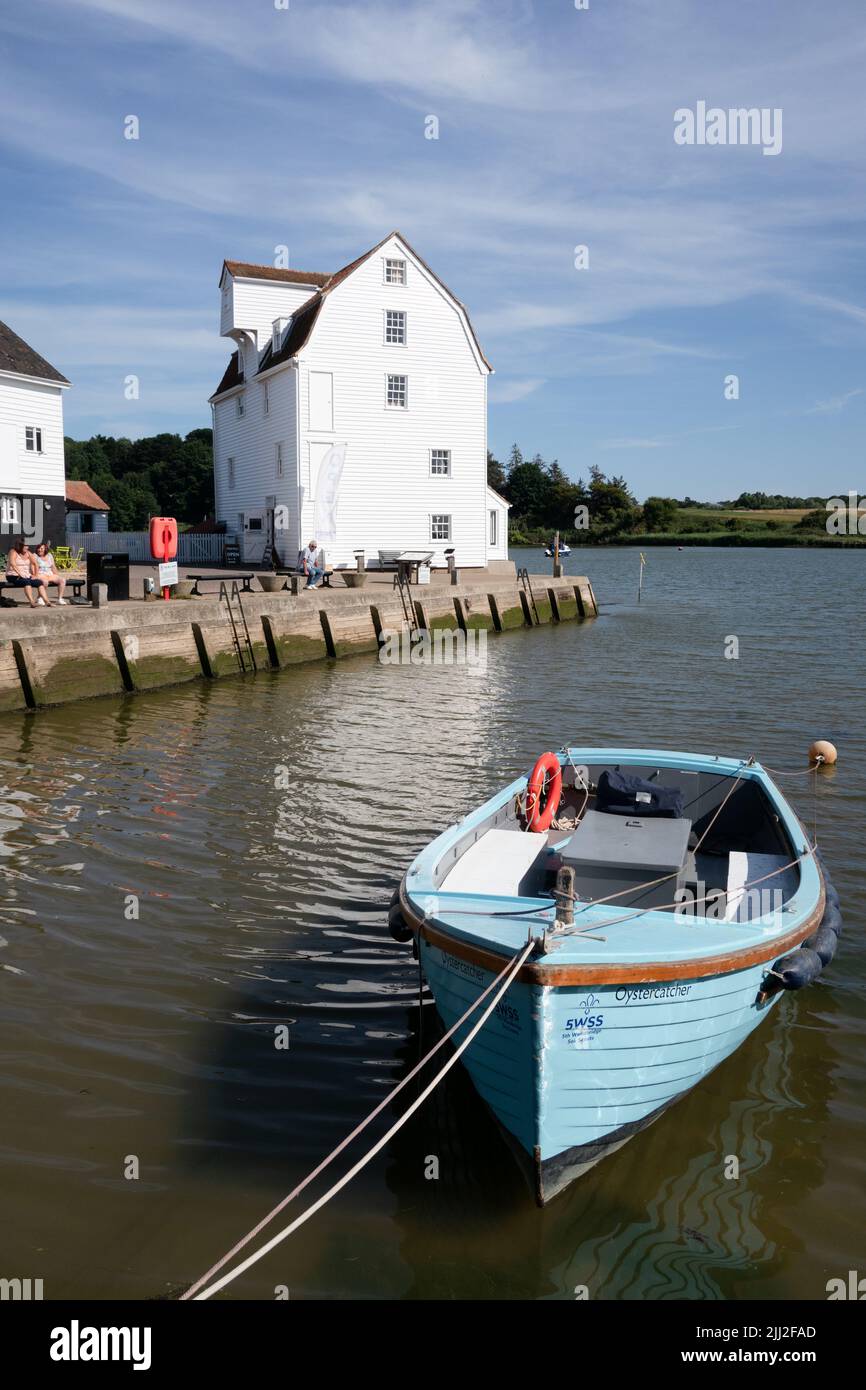 Blaues Austernfischer-Boot und woodbridge Tide Mill Suffolk England Stockfoto