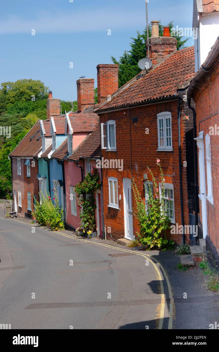 Kleine suffolk Straße mit kleinen terrassenförmigen Hütten in Woodbridge suffolk England Stockfoto
