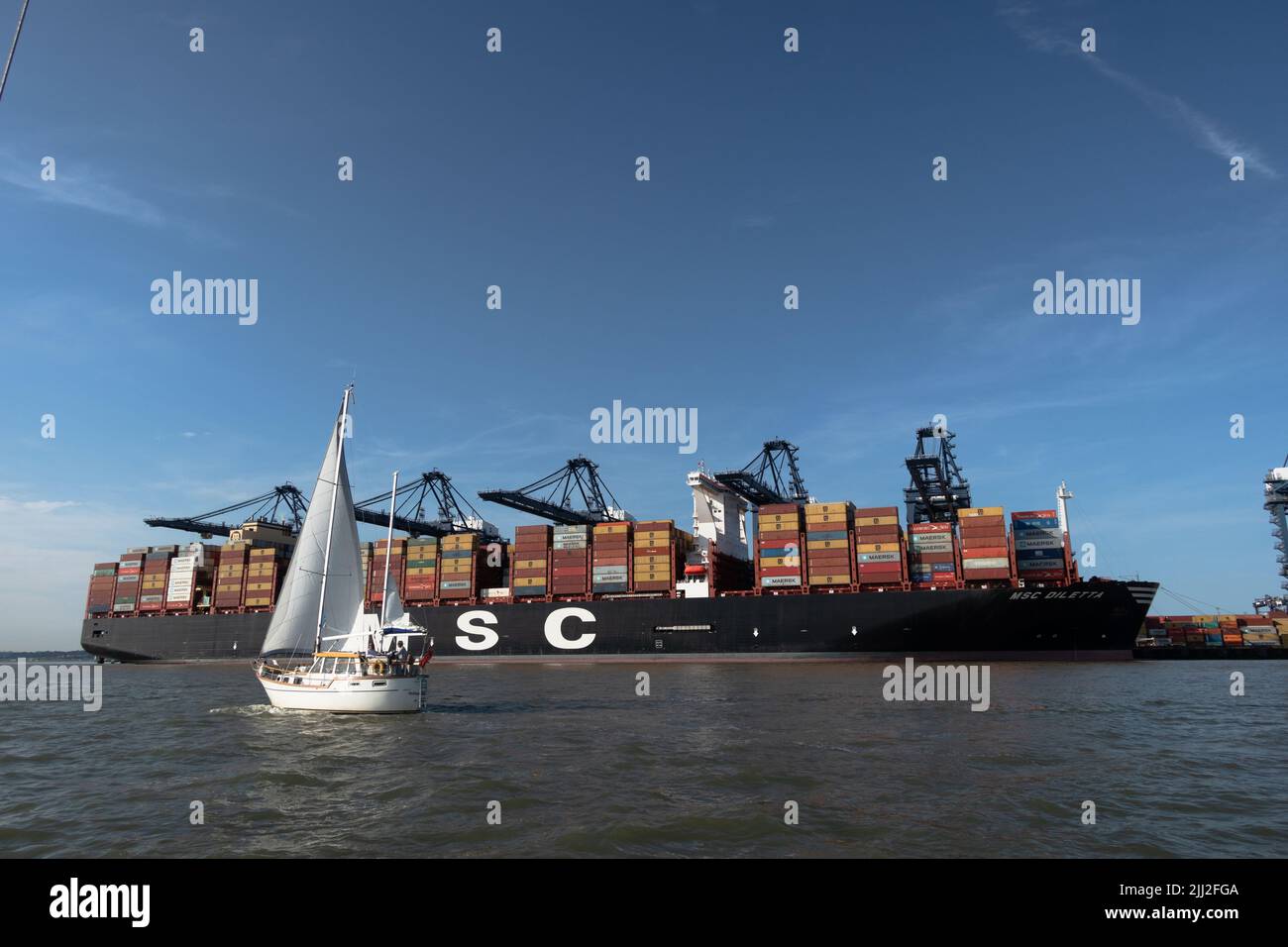 Kleine Yacht neben einem riesigen Containerschiff msc Diletta, als sie