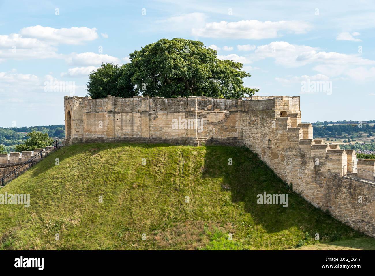 Überreste des Cliffords-Turms von der Wandpromenade Lincoln Castle, Lincoln City 2022 Stockfoto