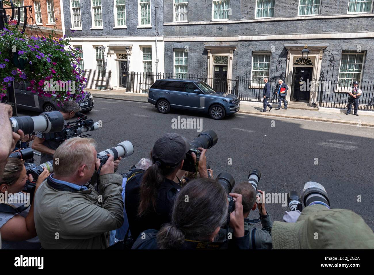 Boris Johnson verlässt das letzte Mal die Nummer 10 für PMQs. Bild aufgenommen am 20.. Juli 2022. © Belinda Jiao jiao.bilin@gmail.com 07598931257 https://www.bel Stockfoto