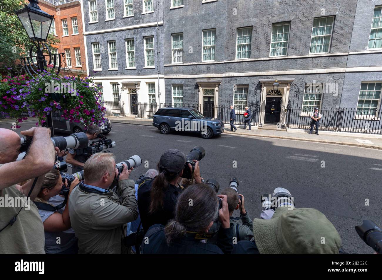 Boris Johnson verlässt das letzte Mal die Nummer 10 für PMQs. Bild aufgenommen am 20.. Juli 2022. © Belinda Jiao jiao.bilin@gmail.com 07598931257 https://www.bel Stockfoto