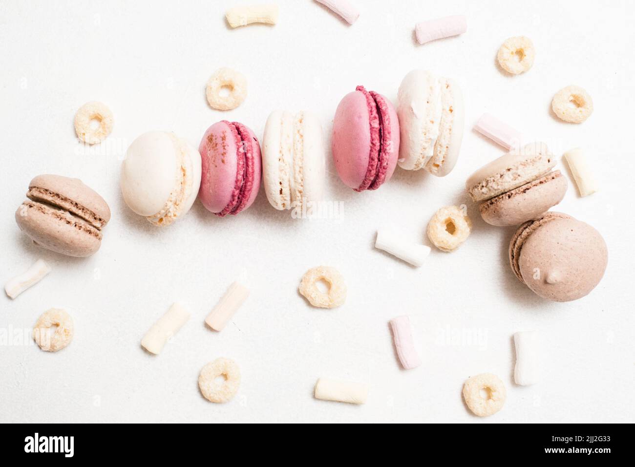 Süße kulinarische Kunst der Makronen vor weißem Hintergrund Stockfoto