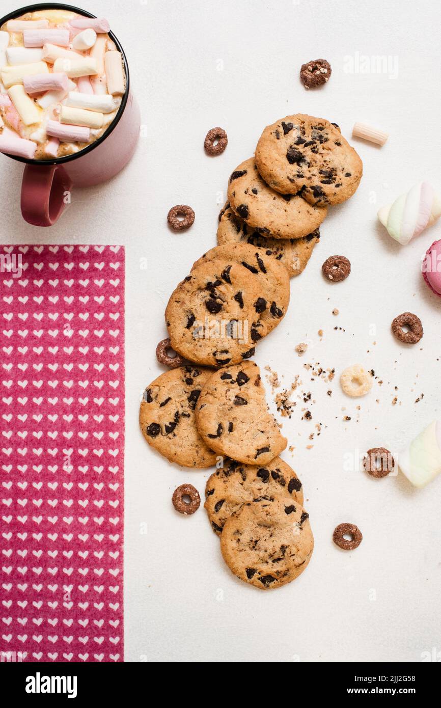 Schöner Morgen mit Latte und süßer Bäckerei Stockfoto